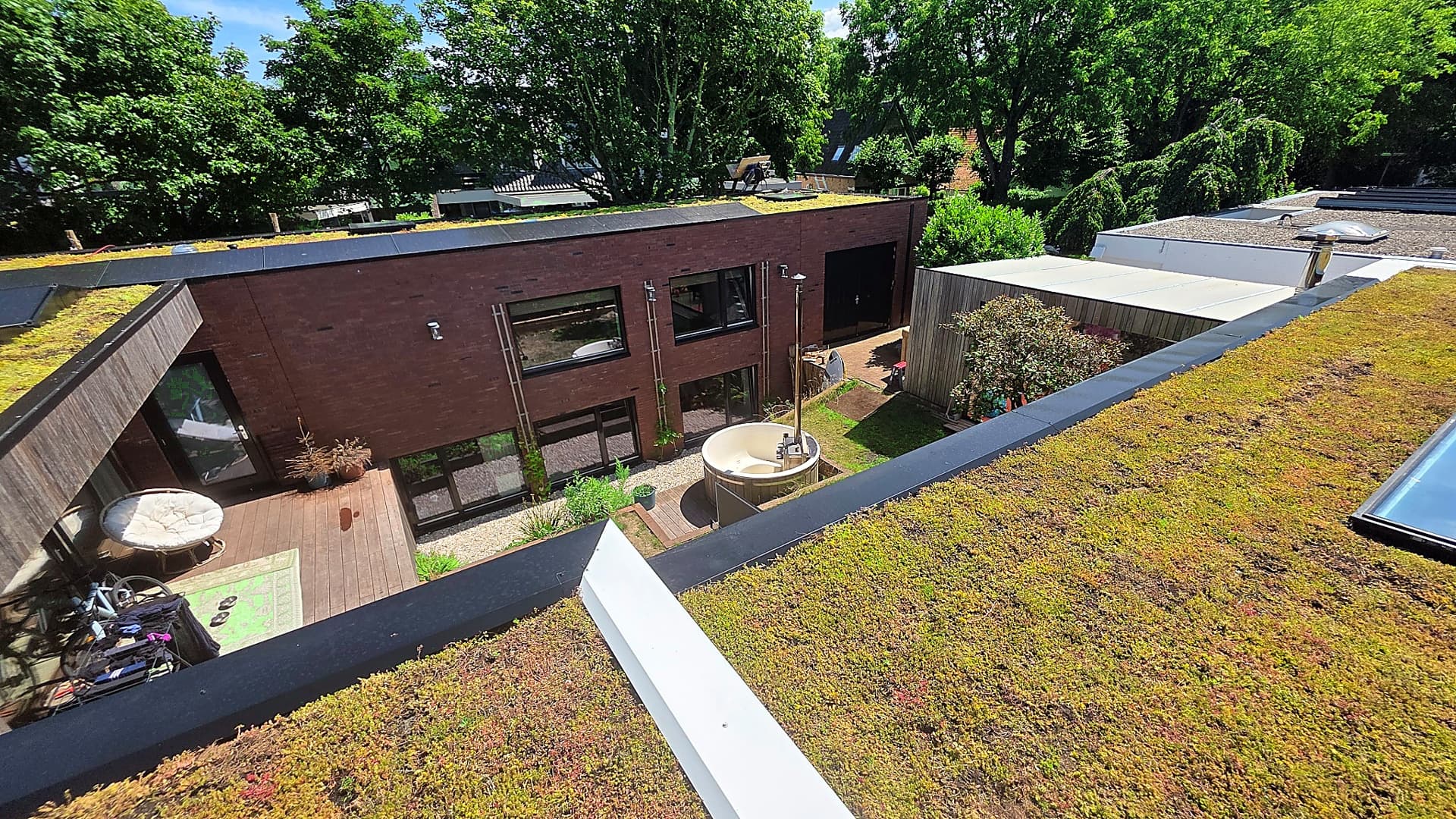 Sedumdak op modern gebouw met groene binnenplaats