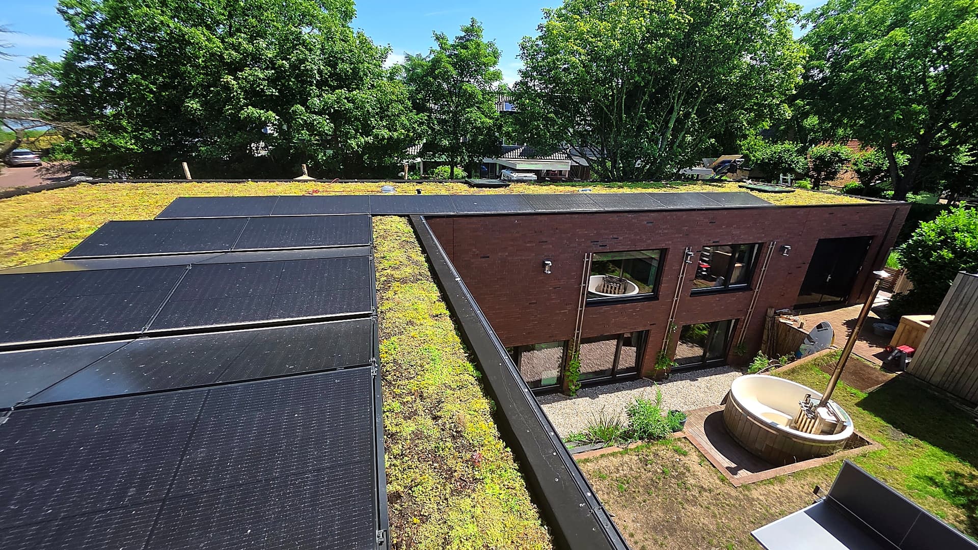 Sedumdak gecombineerd met zonnepanelen